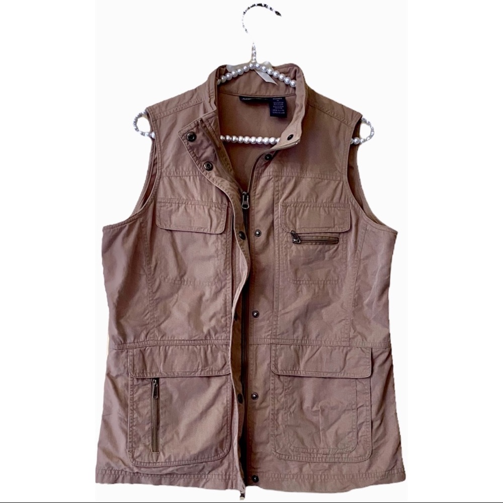 SOLD-Magellan’s Women’s Traveler’s Pocket Vest, size Medium - Picture 1 of 13